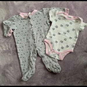 5/$15🎀 Mini muffins pjs and onesie set